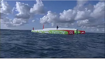 Chavirage du multicoque ACTUAL - © Transat Jacques Vabre 2009